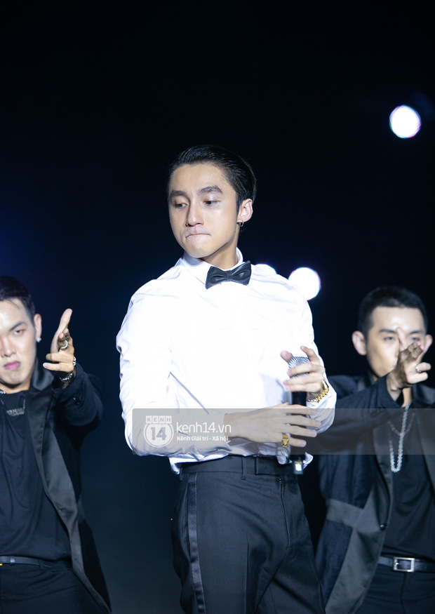 Bức ảnh Sơn Tùng M-TP cúi mặt, biểu cảm như sắp khóc đang được lan truyền chóng mặt!-4