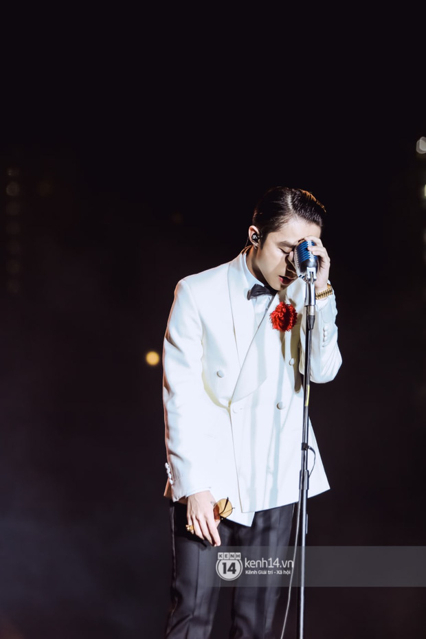 Bức ảnh Sơn Tùng M-TP cúi mặt, biểu cảm như sắp khóc đang được lan truyền chóng mặt!-5