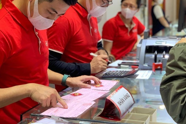 Giá vàng sụt giảm, giới đầu tư đánh cược vào đồng bạc xanh-2