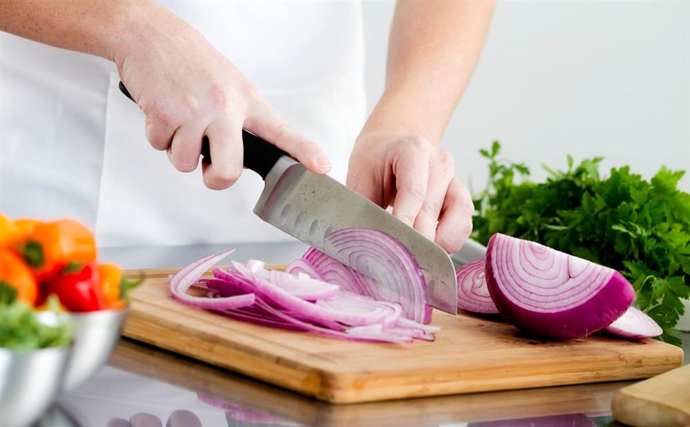 Cách cứu nguy hơi thở khi trót ăn các món nhiều hành tỏi - chị em không thể không biết!-2