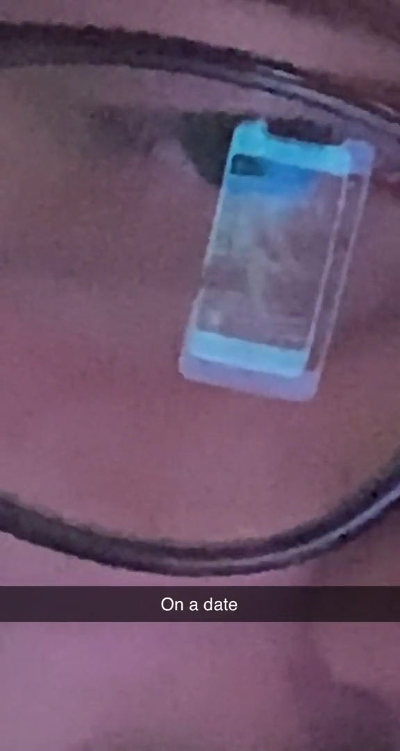 Đang hẹn hò, cô gái muốn bỏ về khi thấy chi tiết kỳ lạ trên kính của đối phương, được cổ vũ nộp đơn làm cảnh sát ngay và luôn-3