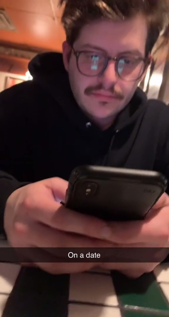 Đang hẹn hò, cô gái muốn bỏ về khi thấy chi tiết kỳ lạ trên kính của đối phương, được cổ vũ nộp đơn làm cảnh sát ngay và luôn-2