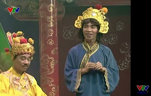 Điểm lại trang phục 7 sắc cầu vồng nhìn hoa mắt của cô Đẩu điệu nhất Táo Quân suốt 16 năm qua-3