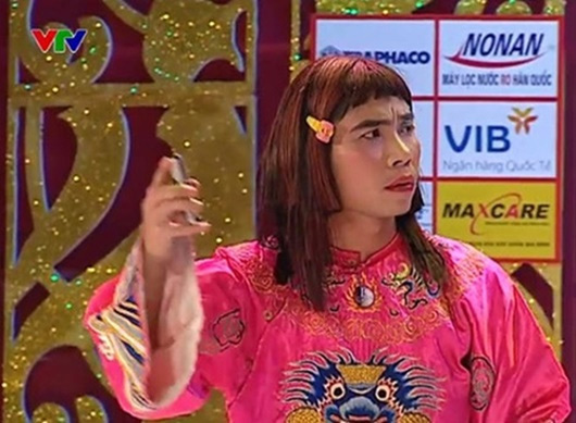 Điểm lại trang phục 7 sắc cầu vồng nhìn hoa mắt của cô Đẩu điệu nhất Táo Quân suốt 16 năm qua-6