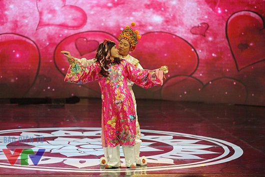 Điểm lại trang phục 7 sắc cầu vồng nhìn hoa mắt của cô Đẩu điệu nhất Táo Quân suốt 16 năm qua-12