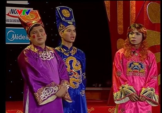 Điểm lại trang phục 7 sắc cầu vồng nhìn hoa mắt của cô Đẩu điệu nhất Táo Quân suốt 16 năm qua-7