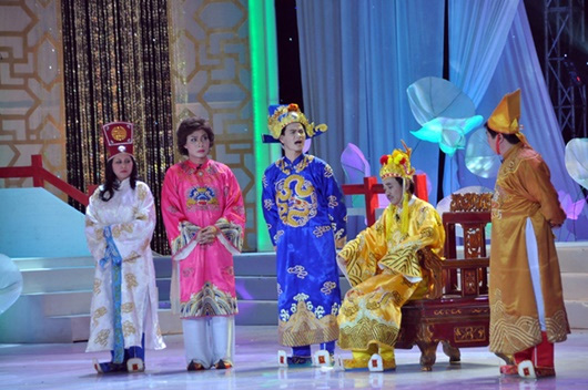 Điểm lại trang phục 7 sắc cầu vồng nhìn hoa mắt của cô Đẩu điệu nhất Táo Quân suốt 16 năm qua-8