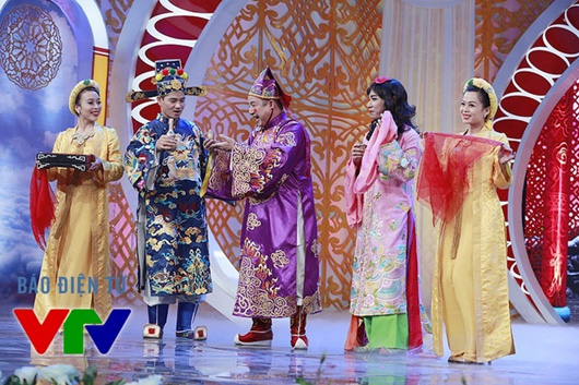 Điểm lại trang phục 7 sắc cầu vồng nhìn hoa mắt của cô Đẩu điệu nhất Táo Quân suốt 16 năm qua-13