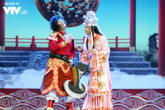 Điểm lại trang phục 7 sắc cầu vồng nhìn hoa mắt của cô Đẩu điệu nhất Táo Quân suốt 16 năm qua-16