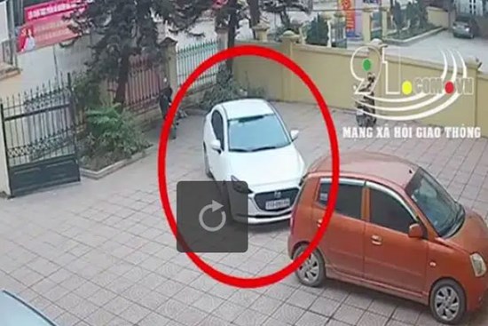 Clip: Chiếc ô tô mới cứng bất ngờ vọt ga băng qua đường lao vào cột điện, trích xuất camera khiến tất cả sững sờ