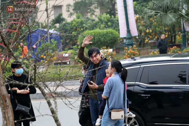 Hà Nội: Những cành đào rừng Sơn La được dán tem đầu tiên rủng rỉnh” xuống phố chờ khách mua về chơi Tết-21