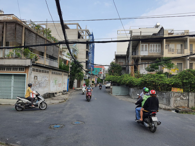 CLIP: Giữa ban ngày, nhóm đàn ông bày trò với một phụ nữ ở quận 11-1