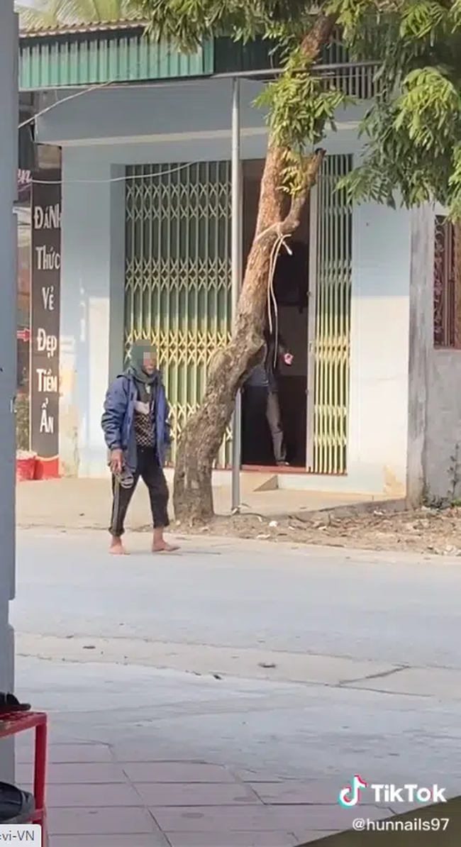 Dân mạng bức xúc hành động chủ nhà đuổi khéo cụ ông đang ngồi nghỉ chân bên đường-3