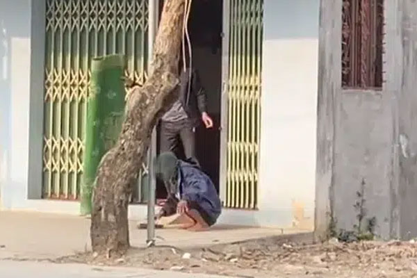 2 người phụ nữ chạy xe máy lao vào gầm xe ben, camera bóc khoảnh khắc xảy ra tai nạn khiến tất cả kinh hãi-2