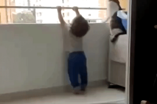 Thuê nhà ven biển cho 5 người ở nhưng mời tận 30 người đến chơi, nhóm bạn lĩnh ngay hậu quả khi ban công đổ sập xuống bãi đá bên dưới-8