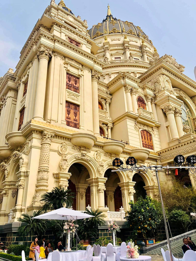 Xôn xao đám cưới khủng” tại lâu đài dát vàng ở Ninh Bình: Thực đơn gồm súp tổ yến, gan ngỗng Pháp, cua Hoàng đế Alaska; mời cả ca sĩ Cẩm Ly và Quốc Đại trình diễn-5