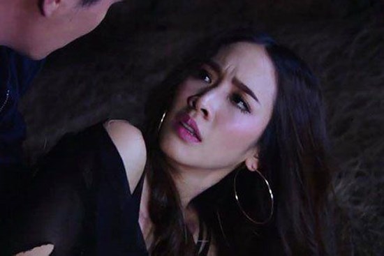 Nhờ chồng cài hộ cúc váy, quay mặt lại tôi khiếp vía khi nhìn rõ người đứng sau