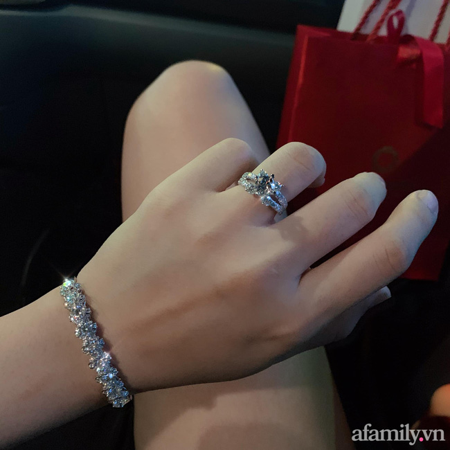 Chồng nhà người ta không bao giờ gây thất vọng: Thương vợ sinh con vất vả liền tặng 9 viên kim cương kèm câu nói mát lòng mát dạ-1