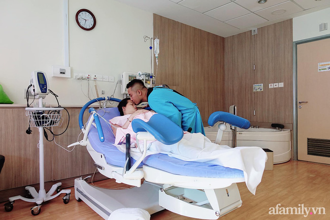 Chồng nhà người ta không bao giờ gây thất vọng: Thương vợ sinh con vất vả liền tặng 9 viên kim cương kèm câu nói mát lòng mát dạ-5