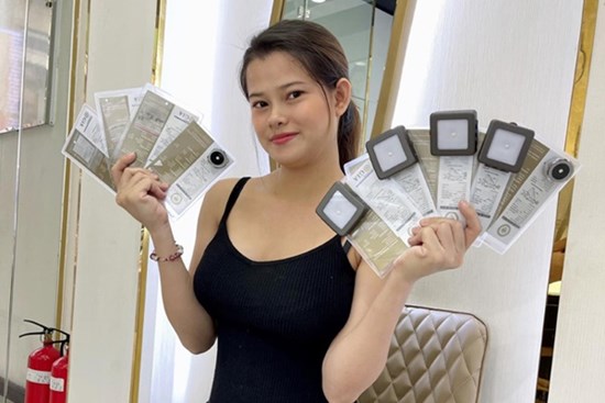 Chồng nhà người ta không bao giờ gây thất vọng: Thương vợ sinh con vất vả liền tặng 9 viên kim cương kèm câu nói mát lòng mát dạ