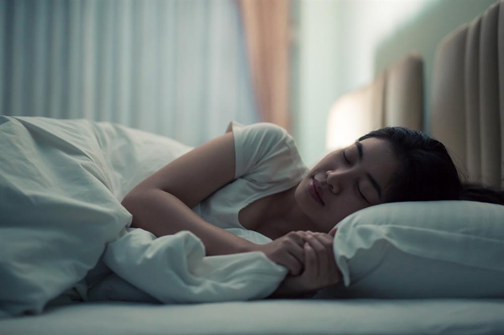 2 tư thế ngủ thuộc danh sách đen của bác sĩ, phụ nữ tránh ngay kẻo nếp nhăn, bọng mắt, lão hóa trở nên trầm trọng hơn-2