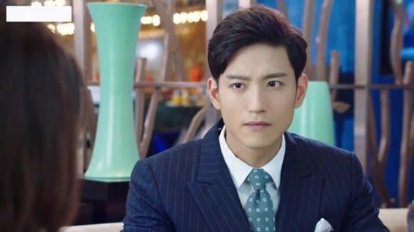 Nhìn người thợ sửa máy giặt mà chồng gọi đến khiến tôi tái mặt, hốt hoảng kéo con vào trong nhà-1