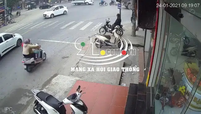 2 người phụ nữ chạy xe máy lao vào gầm xe ben, camera bóc khoảnh khắc xảy ra tai nạn khiến tất cả kinh hãi-1