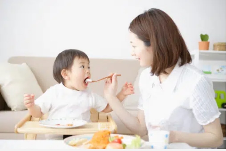 Bé 17 tháng bị sỏi thận: Bác sĩ vạch mặt hai thói quen cho trẻ ăn uống tưởng đúng mà sai của các mẹ-2