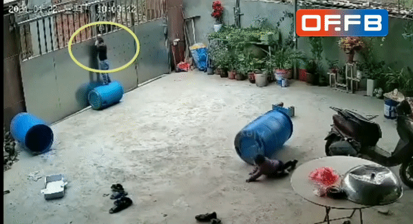 Clip: Trẻ chơi một mình trong sân gặp tai nạn kinh hoàng, người lớn xem toát mồ hôi lạnh-1