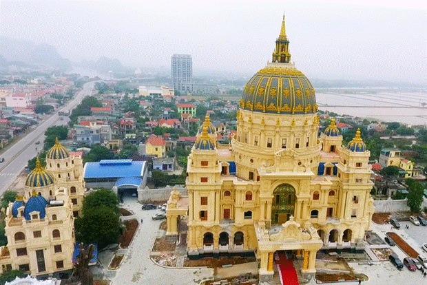 Cận cảnh lâu đài dát vàng của đại gia xi măng ở Ninh Bình: Xây thô hết 400 tỷ, nội thất đắt đến choáng ngợp-3