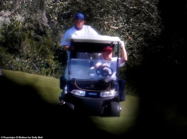 Những hình ảnh đầu tiên của ông Trump sau khi chính thức mãn nhiệm và rời khỏi Nhà Trắng, dòng chữ trên mũ ông đội thu hút sự chú ý-3