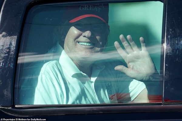 Những hình ảnh đầu tiên của ông Trump sau khi chính thức mãn nhiệm và rời khỏi Nhà Trắng, dòng chữ trên mũ ông đội thu hút sự chú ý-8