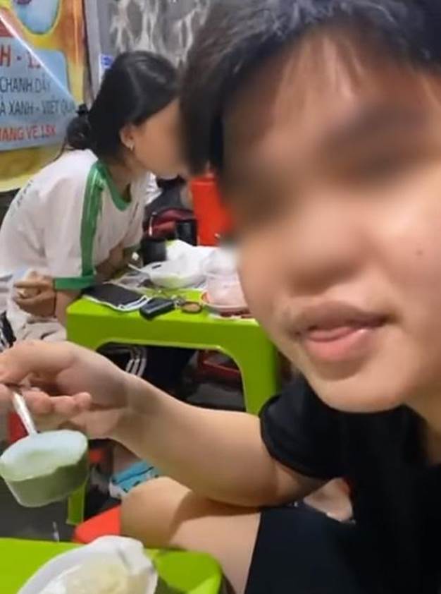 Đua đòi theo trend anti trà xanh, thanh niên bất ngờ thẳng tay vứt miếng thạch trà xuống đất, dân mạng bức xúc vì phí phạm thức ăn và hành động quá phản cảm!-1