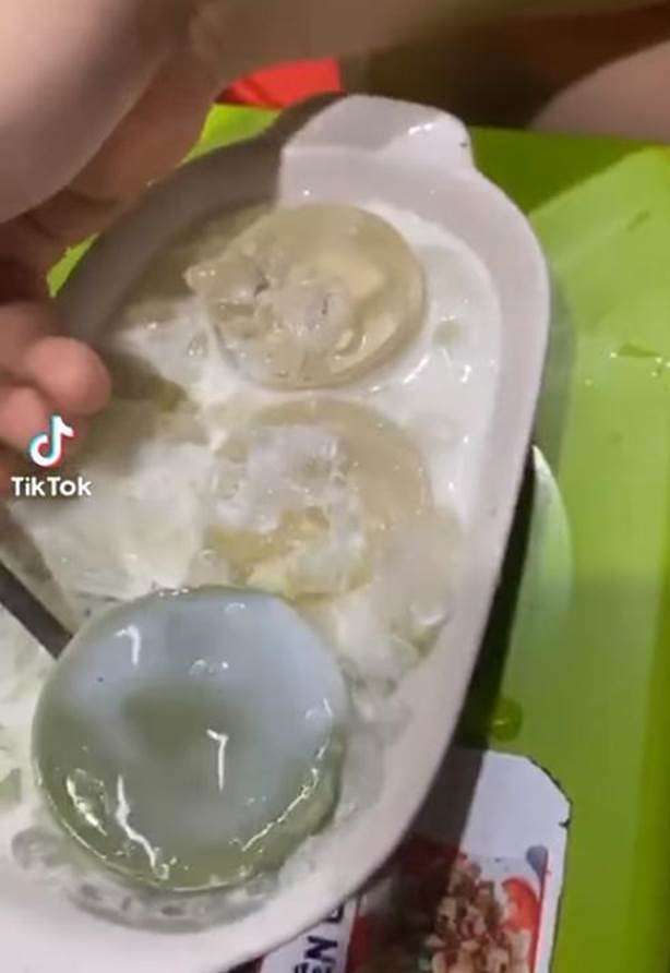 Đua đòi theo trend anti trà xanh, thanh niên bất ngờ thẳng tay vứt miếng thạch trà xuống đất, dân mạng bức xúc vì phí phạm thức ăn và hành động quá phản cảm!-2