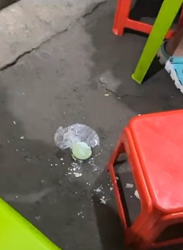 Đua đòi theo trend anti trà xanh, thanh niên bất ngờ thẳng tay vứt miếng thạch trà xuống đất, dân mạng bức xúc vì phí phạm thức ăn và hành động quá phản cảm!-5