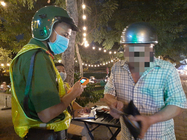 Bị tuýt còi vì vi phạm nồng độ cồn, người đàn ông chắp tay, xin tha vì mẹ mới bị té lầu-1