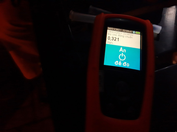 Bị tuýt còi vì vi phạm nồng độ cồn, người đàn ông chắp tay, xin tha vì mẹ mới bị té lầu-4