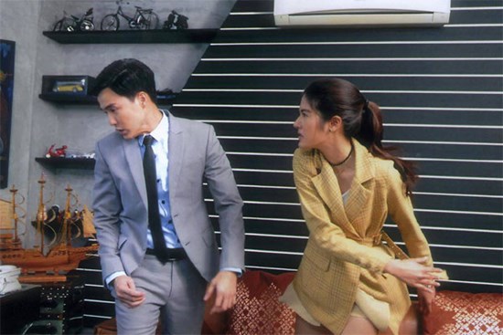 Hí hửng thấy chồng đặt mua nhẫn kim cương, tôi hóa đá nhìn ngón tay cậu bạn thân đẹp trai