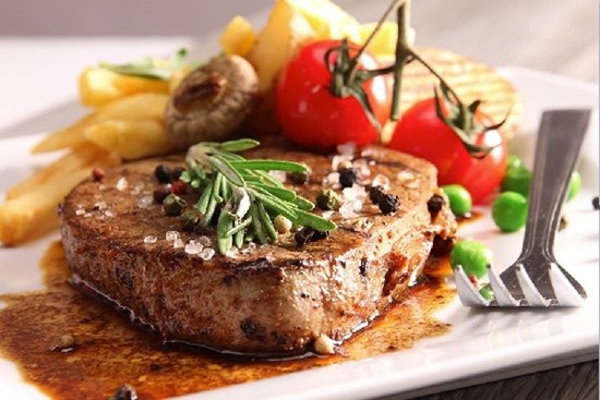 Cách làm bò bít tết tiêu xanh thơm ngon đúng điệu