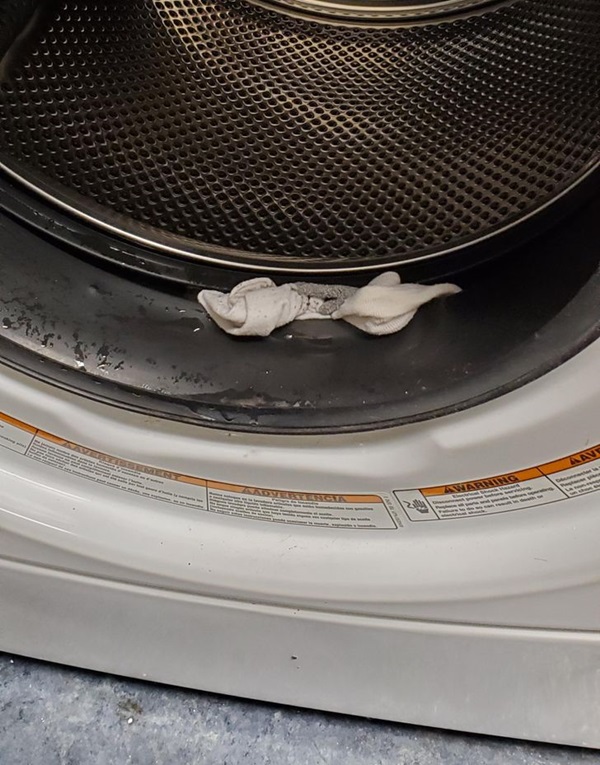 Tất trong nhà cứ mất dần, hãy kiểm tra ngay chỗ nguy hiểm này của máy giặt để khắc phục hiệu quả-4