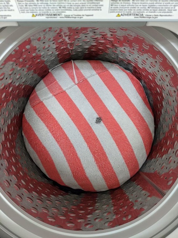 Tất trong nhà cứ mất dần, hãy kiểm tra ngay chỗ nguy hiểm này của máy giặt để khắc phục hiệu quả-5