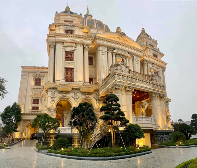 Lộ diện hình ảnh cô dâu chú rể ở đám cưới trong lâu đài dát vàng tại Ninh Bình, biết các con số của tiệc cưới lại càng choáng hơn-1