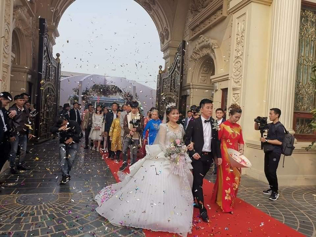 Lộ diện hình ảnh cô dâu chú rể ở đám cưới trong lâu đài dát vàng tại Ninh Bình, biết các con số của tiệc cưới lại càng choáng hơn-2