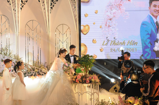 Lộ diện hình ảnh cô dâu chú rể ở đám cưới trong lâu đài dát vàng tại Ninh Bình, biết các con số của tiệc cưới lại càng choáng hơn-3