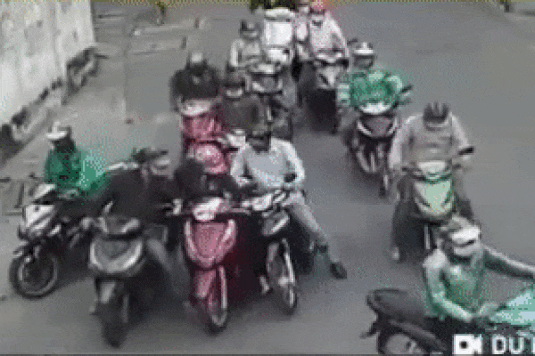 NÓNG: Lộ dần nhóm đàn ông bày trò với một phụ nữ giữa ban ngày ở quận 11