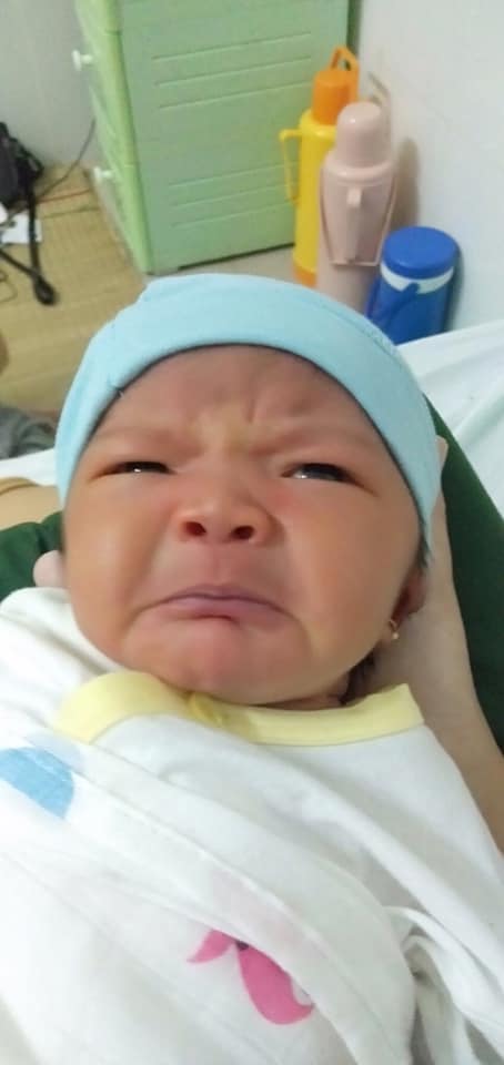 Adorable newborn babies who hate the whole world make everyone laugh after watching-13