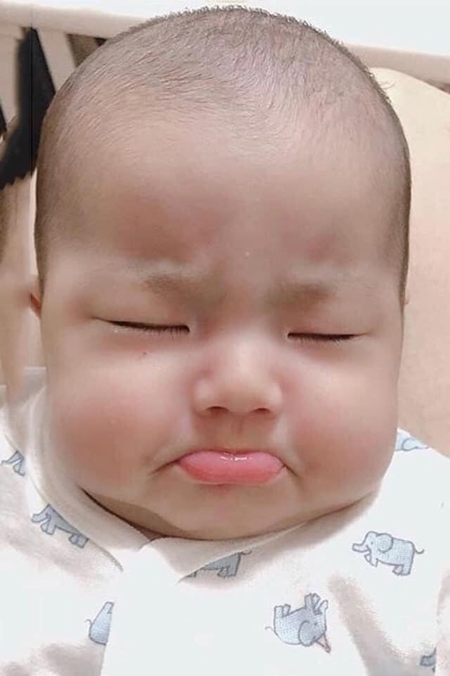 Đáng yêu những em bé sơ sinh hờn cả thế giới khiến ai xem xong cũng phải bật cười-19