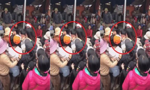 Nam thanh niên bị hàng chục chị em phụ nữ vây quanh đòi ôm hôn giữa chợ khiến dân tình xôn xao-1