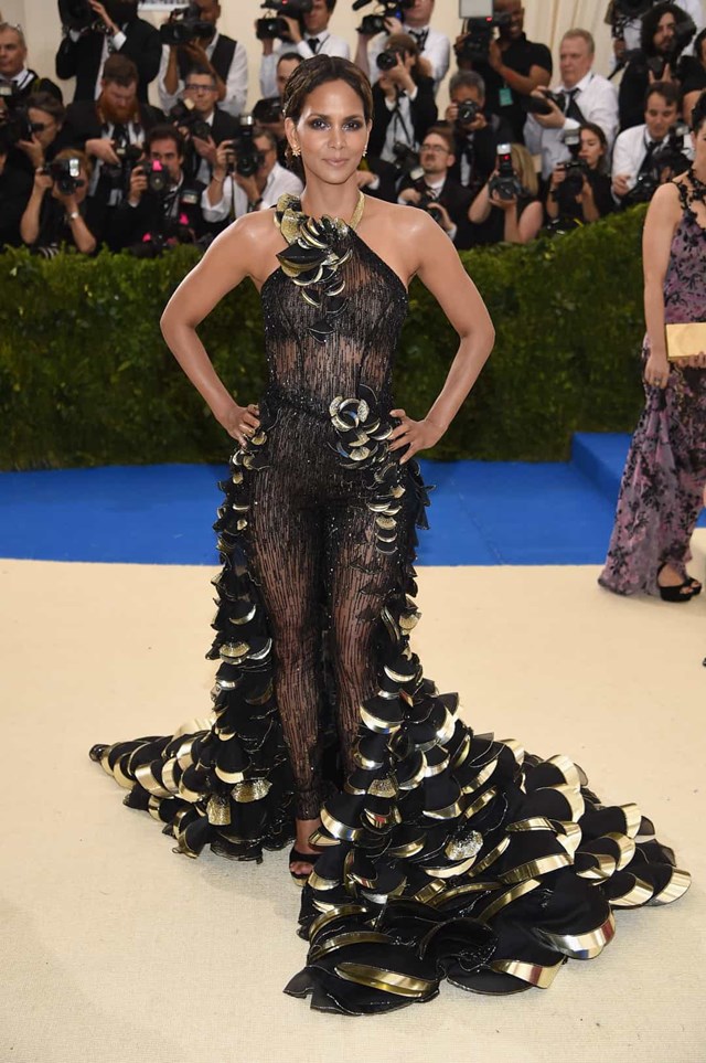 Những bộ váy ‘hở bạo’ nhất trong lịch sử thảm đỏ-16