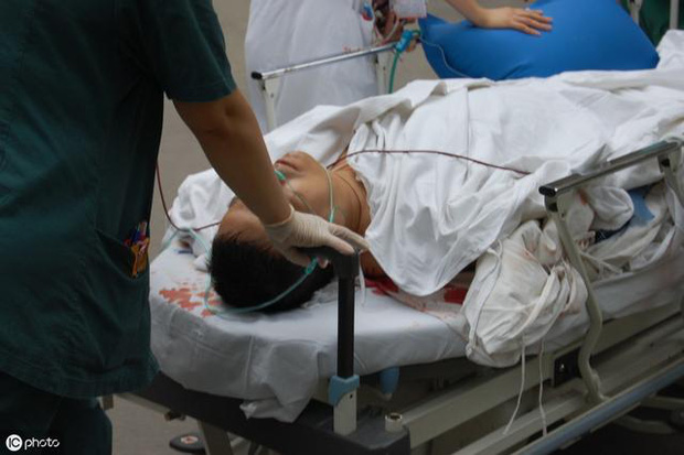 Người đàn ông 39 tuổi bị đau thắt lưng nhập viện, được chẩn đoán suy thận, bác sĩ nhắc nhở: Còn trẻ, 3 việc nên làm ít đi để tránh bị suy thận-1